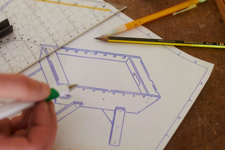 Een bouwtekening met potlood, driehoek en mes