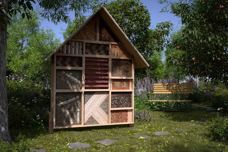 Houten insectenhotel in de tuin