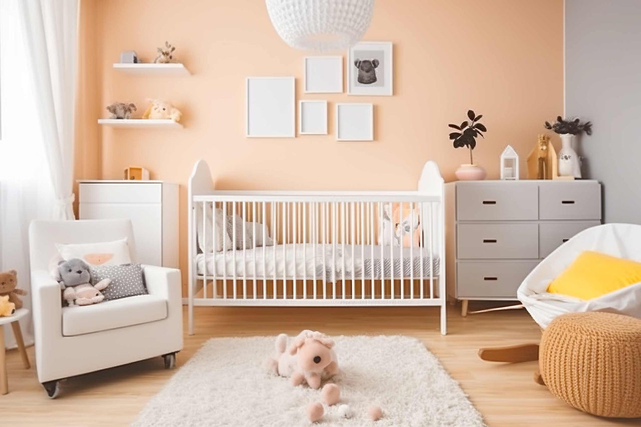 Lichte kinderkamer met ledikant, fauteuil en commode