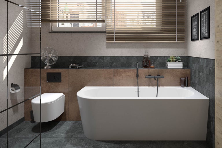 Badkamer met vrijstaand bad, wandcloset en houten jaloezieën