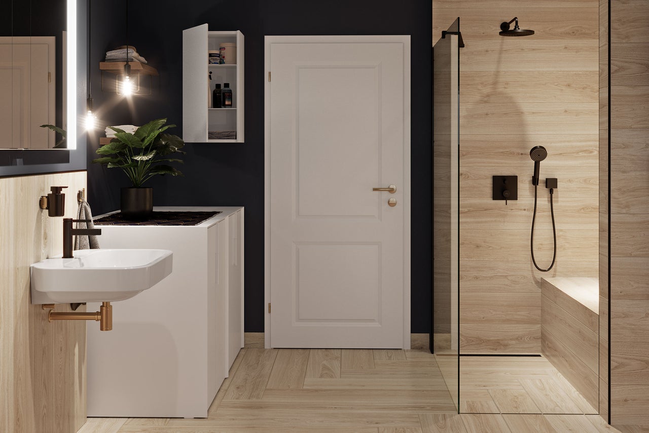 Moderne badkamer met inloopdouche in houtlook, witte wastafel en witte binnendeur.