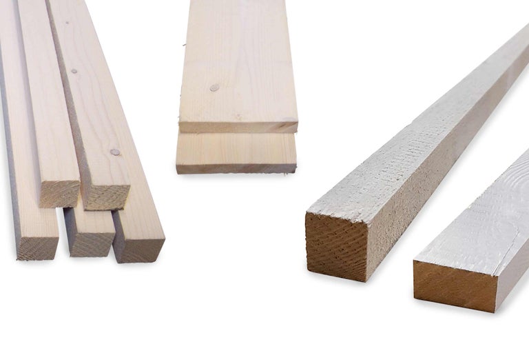 Houten latten van onbehandeld en behandeld hout