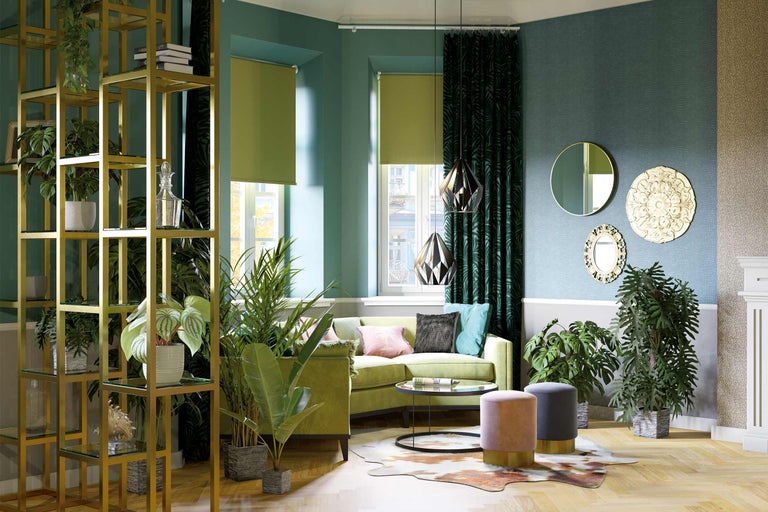 Woonkamer met groene bank, planten, rekken en decoratieve elementen voor een levendige sfeer