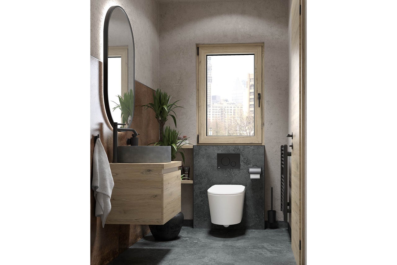 Moderne badkamer met wastafel, spiegel, toilet en raam