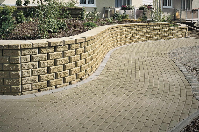 Ontwerpidee voor tuin met hellingversteviging en bestraat pad