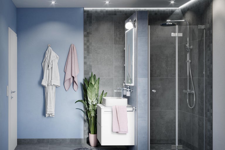 Lichte badkamer met douche, wastafel, spiegel en handdoeken