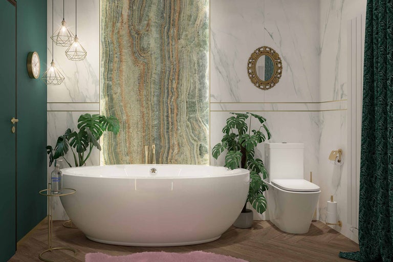 Moderne badkamer met vrijstaand bad, toilet en decoratieve elementen zoals planten en wandbekleding