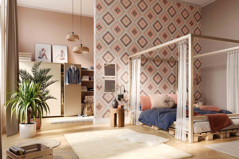 Lichte kamer met hemelbed, kledingkast en kamerplanten voor een gezellige sfeer.