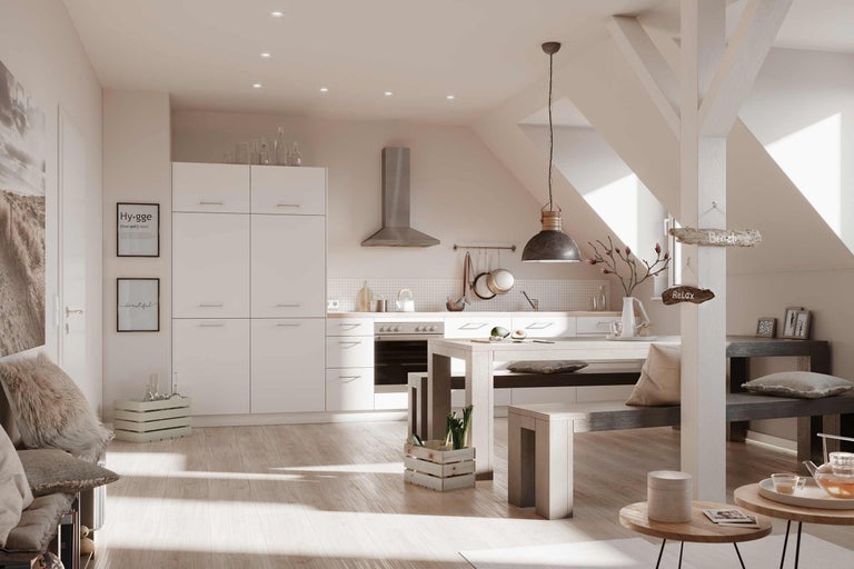 Lichte keuken op zolder met eethoek, keukenblok en decoraties voor een gezellige sfeer.