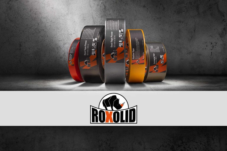Verschillende rollen tape, waaronder montagetape, ducttape, fijnlijntape en verpakkingstape