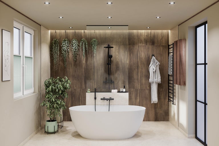 Moderne badkamer met vrijstaand wit bad, zwarte kranen en een houten latjeswand, aangevuld met groene planten.