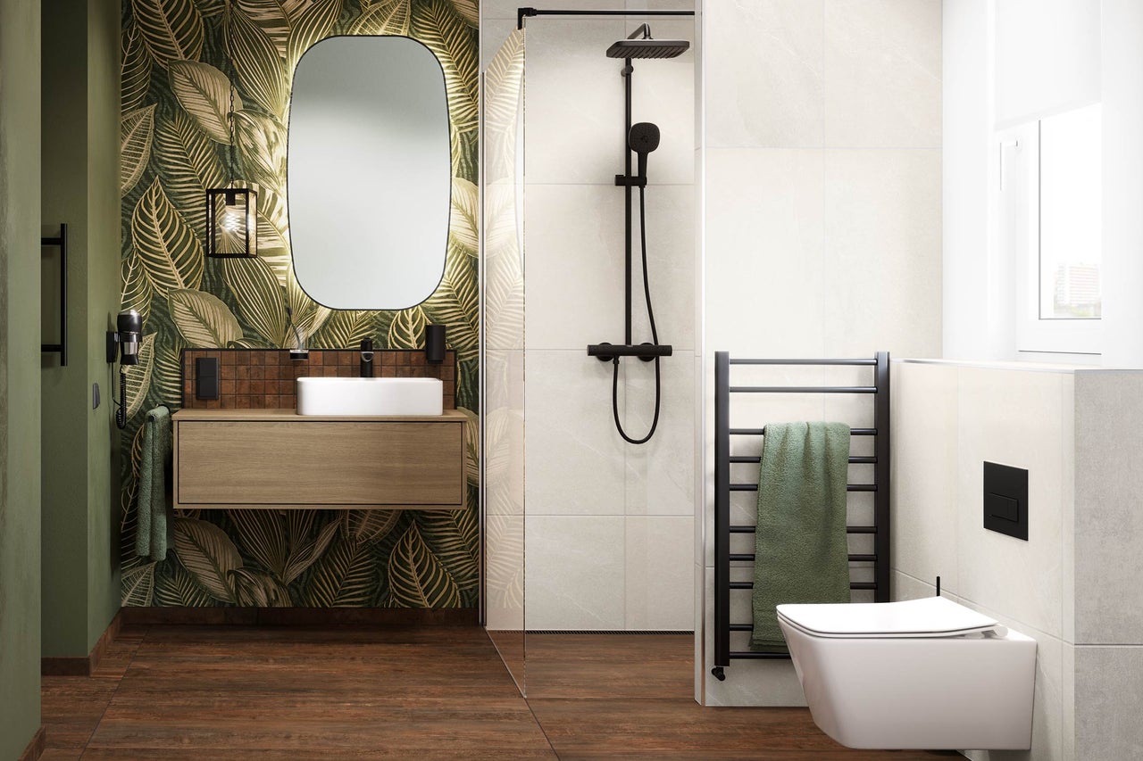 Moderne badkamer met tropisch behang, wastafelmeubel in houtlook, inloopdouche met zwarte kranen en een hangend toilet.