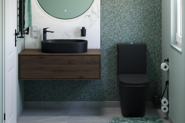 Moderne badkamer met wastafel, spiegel en toilet