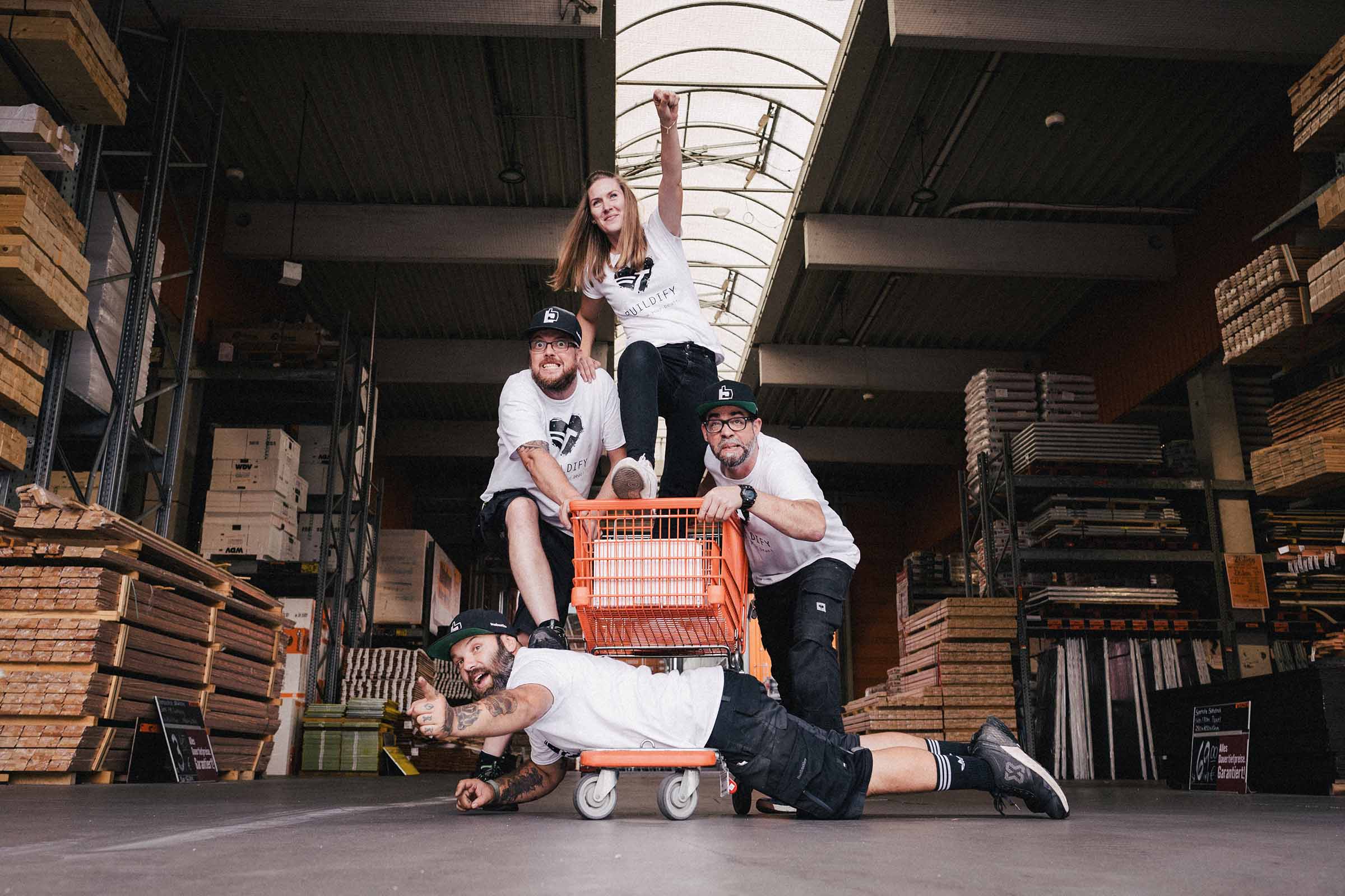 Groep mensen in de Hornbach bouwmarkt met een winkelwagen en bouwmateriaal op de achtergrond.