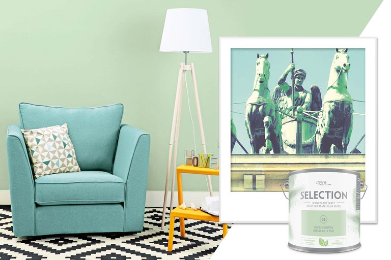 Woonkamer met fauteuil, staande lamp, bijzettafel en een verfblikmotief van het merk Style Color Selection