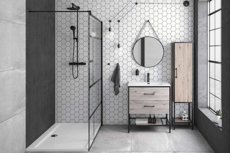 Moderne badkamer met douche, wastafel en spiegelkast tegen zeshoekige tegels