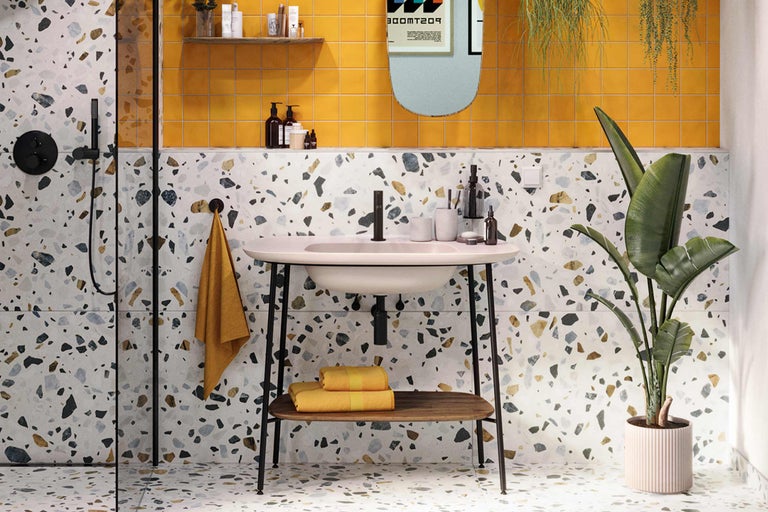 Moderne badkamer met terrazzo tegels en wastafel