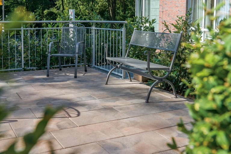 Terras met stenen platen, tuinbank en stoel