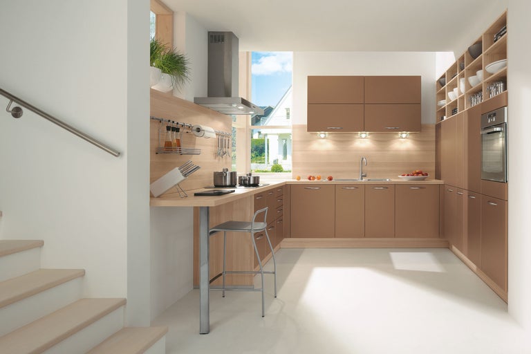 Lichte keuken met keukenblok, kruk en trap