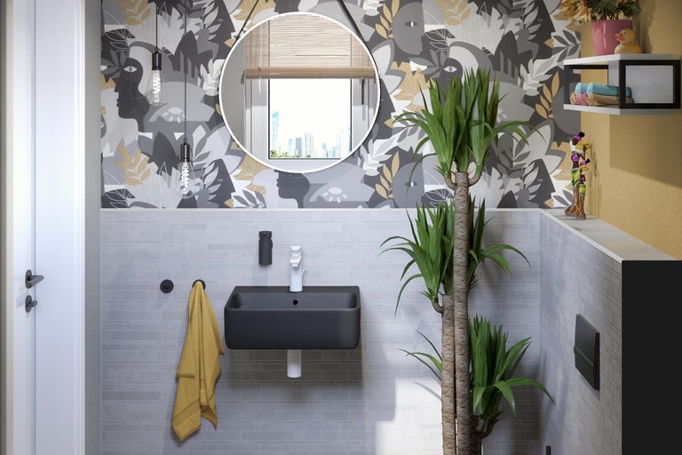 Lichte badkamer met wastafel, spiegel, handdoek en decoraties.