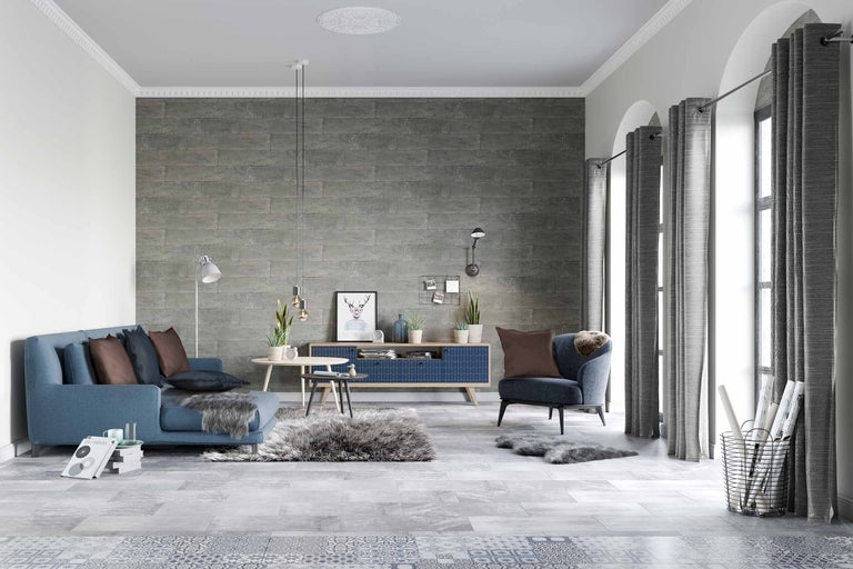 Woonkamer met bank, fauteuil, dressoir, tafel en decoratie