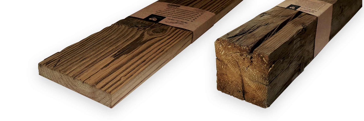 Twee oude houten balken met verpakking