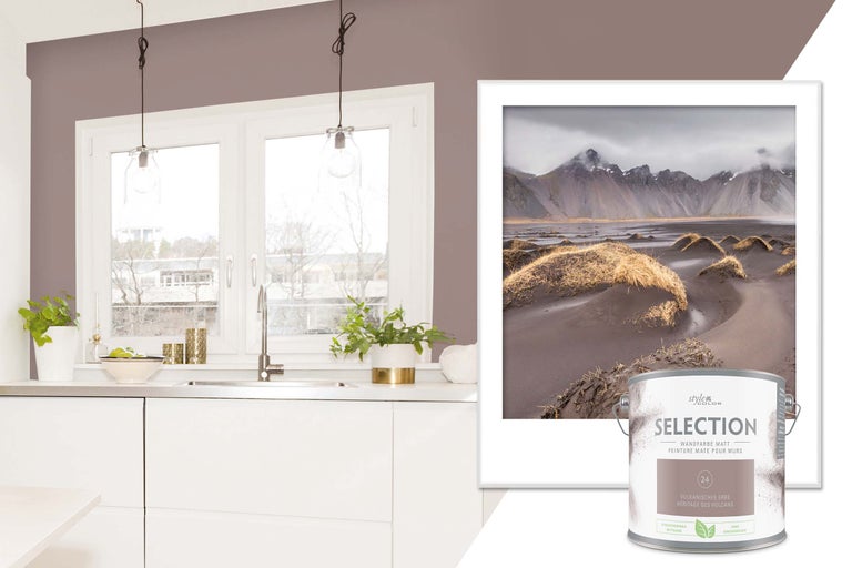 Lichte keukenruimte met muurverf en verfblik op de voorgrond