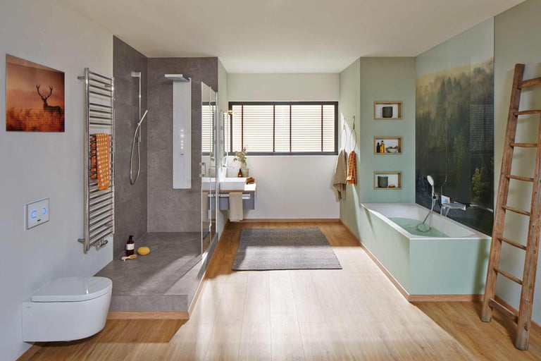 Lichte badkamer met douche, wastafel, bad en toilet