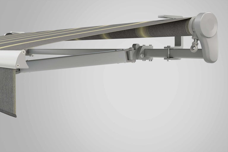 Zonnescherm met grijze stoffen bekleding en strepen