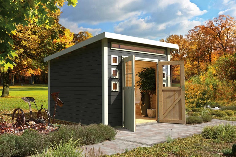 Tuinhuis met open houten deuren in een tuin