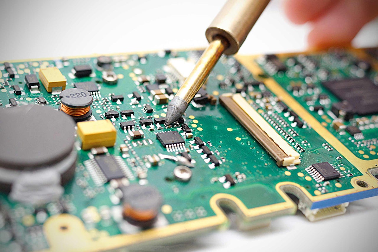 Soldeerbout op een printplaat voor elektronische reparaties
