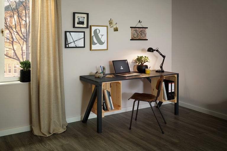 Werkkamer met bureau gemaakt van houten kisten en houten stoel