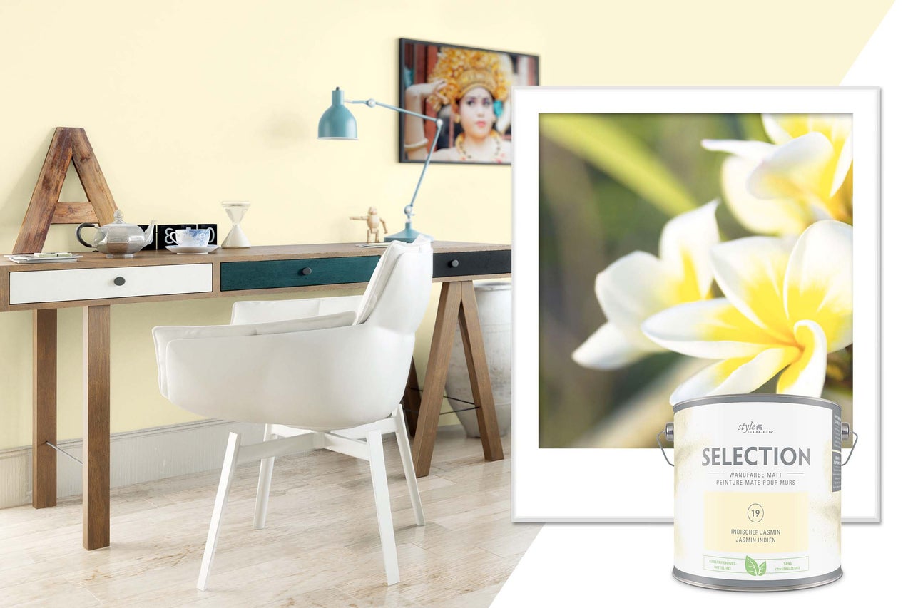 Lichte werkkamer met bureau, stoel en blik Style Color Selection muurverf Indische jasmijn.