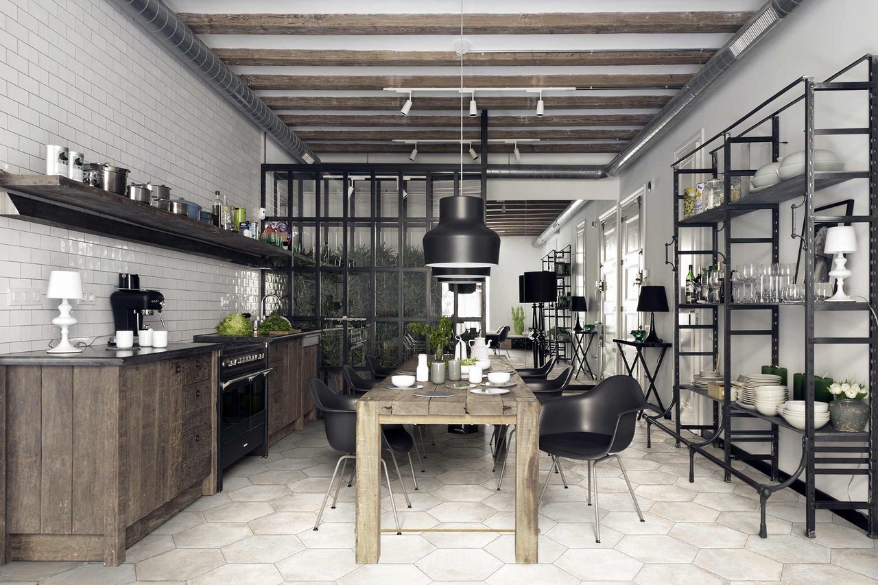 Lichte keuken met eettafel, stoelen, rekken en kookgedeelte