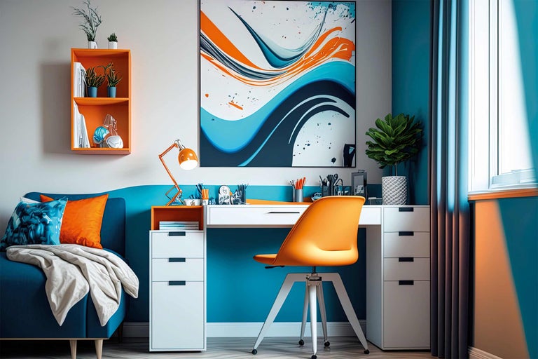 Moderne studeerkamer met bureau, bureaustoel, plank en decoratie