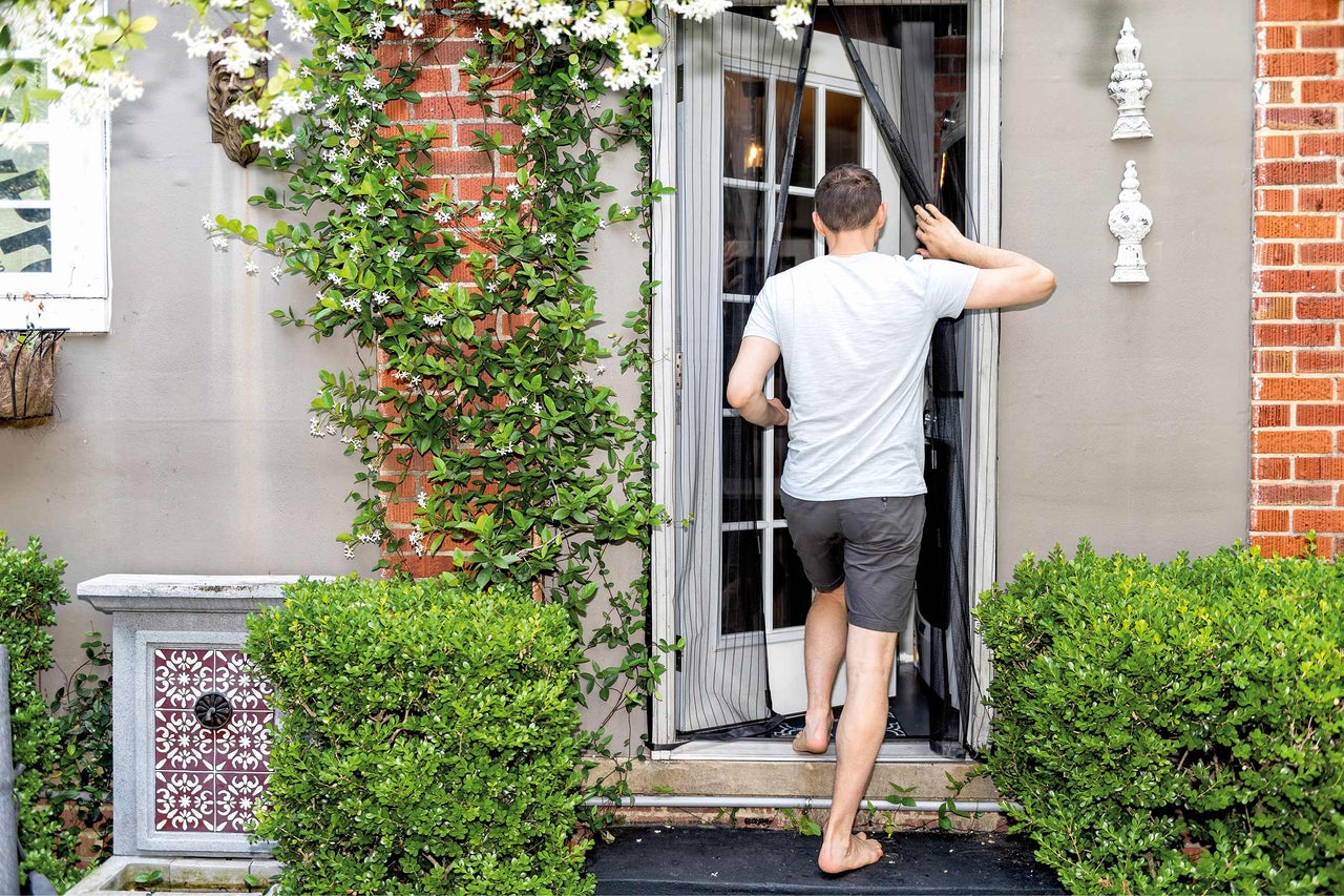 Man loopt huis binnen met insectenhor deur