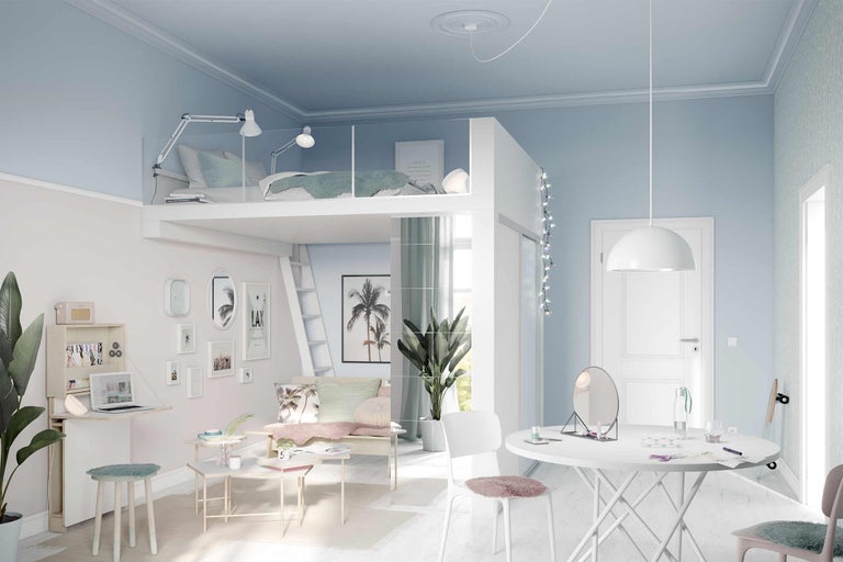 Lichte kamer met hoogslaper, bureau, tafel en stoelen