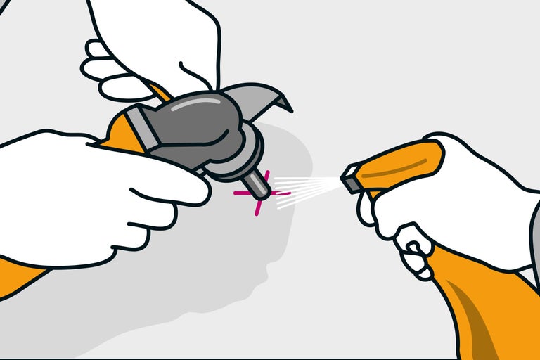 Illustratie: Tuinschaar schoonmaken met een reinigingsspray