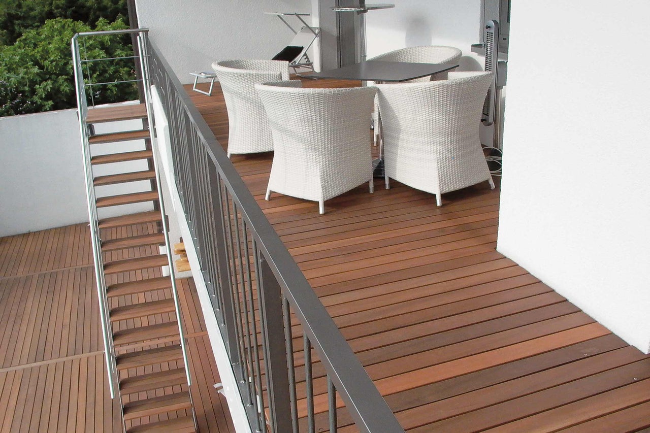 Terras met houten terrasplanken, trap en zitgroep