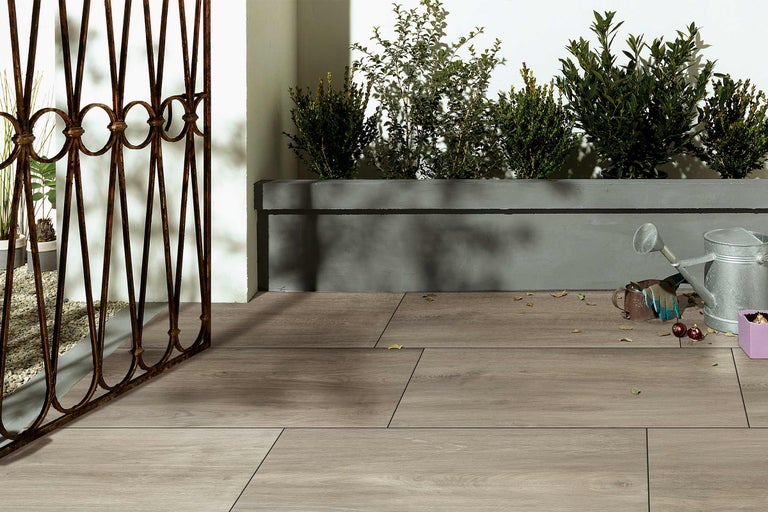 Terras met houten planken, plantenbak en tuinomheining