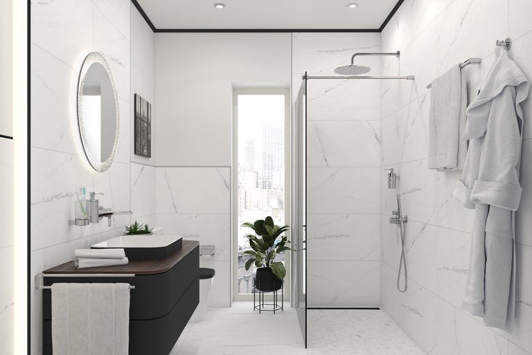 Lichte badkamer met douche, wastafel en spiegel