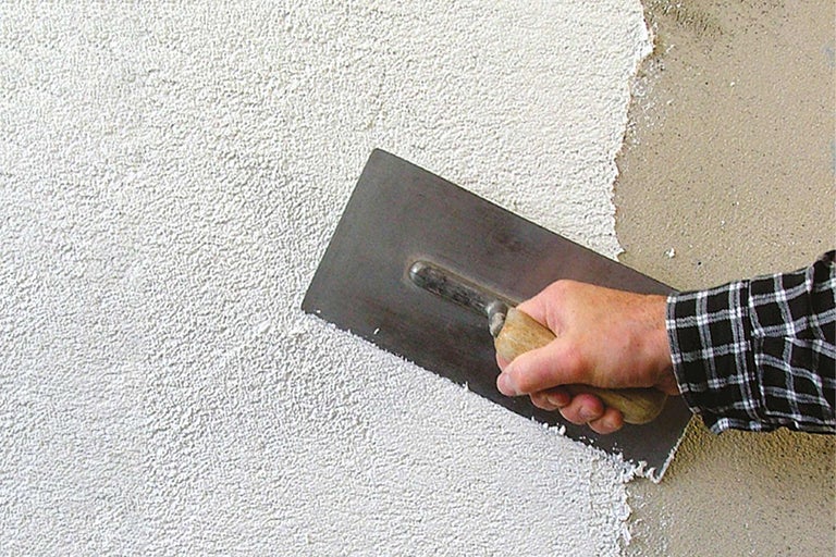 Buitenpleister wordt aangebracht met een spaan