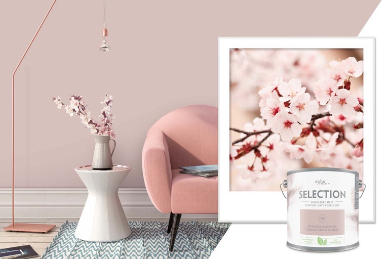 Decoratieve kameropstelling met muurverf, fauteuil en decoratie