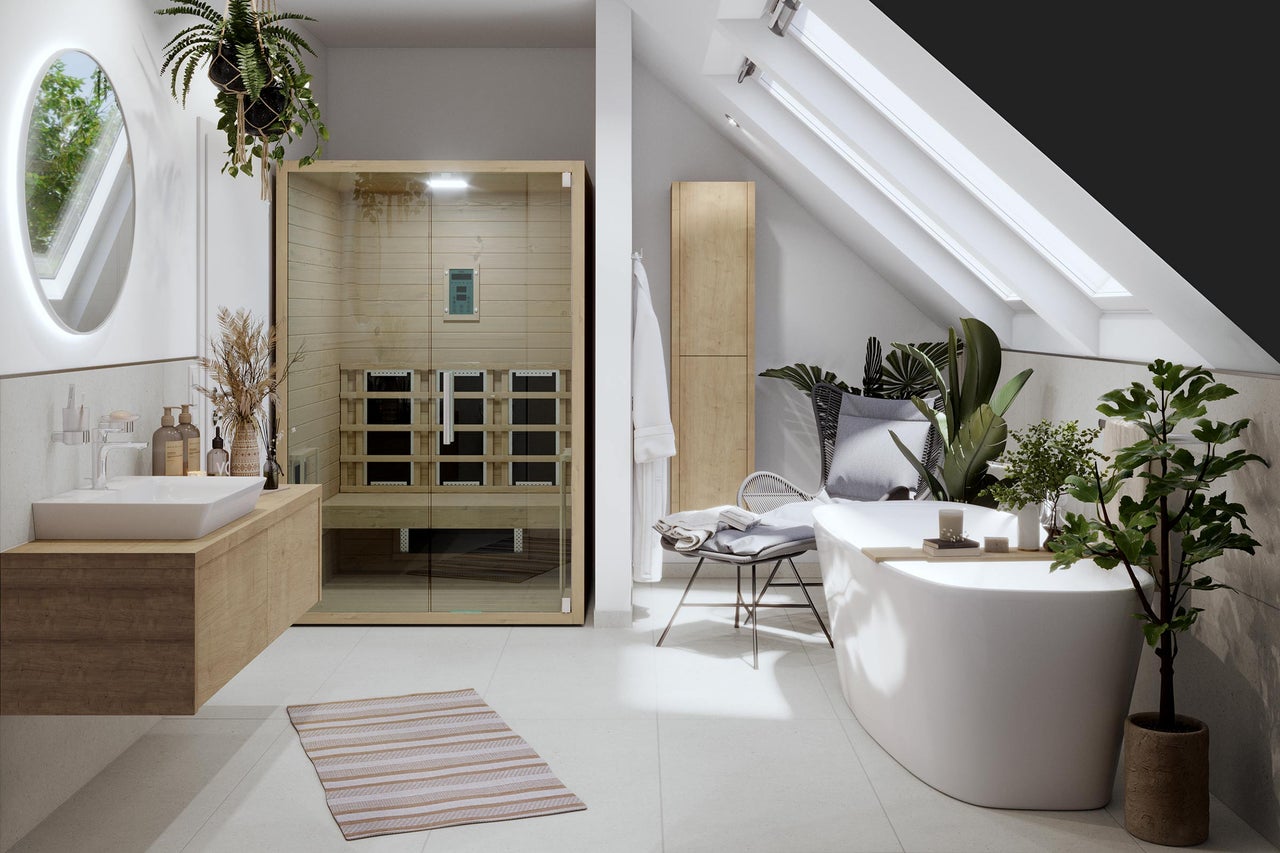 Lichte badkamer met sauna, wastafel, bad en dakramen