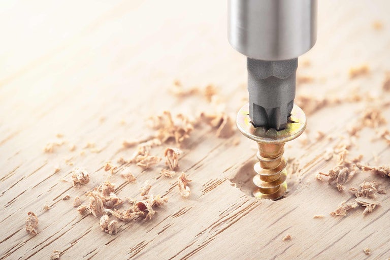 Houtschroef wordt met schroevendraaier in hout gedraaid