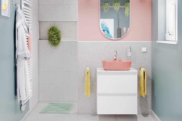 Moderne badkamer met wastafel, spiegel en handdoeken