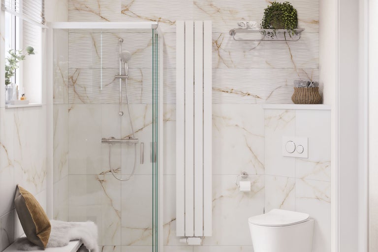 Lichte badkamer met douche, radiator, toilet en decoratieve elementen