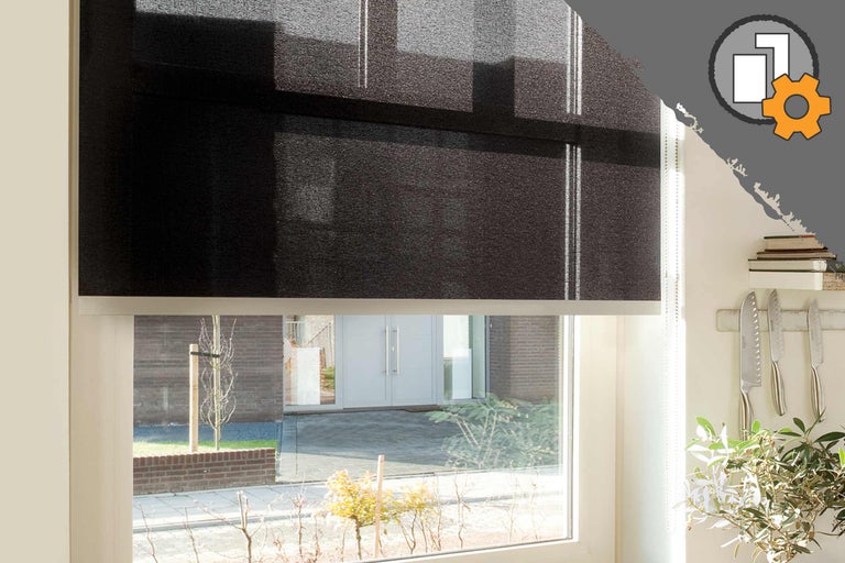 Zichtbeschermingsrollo op het raam voor eenvoudige montage