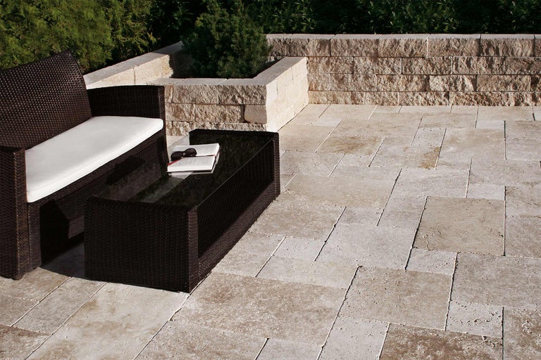 Terras met rotan zitgroep, tafel en travertin bestrating