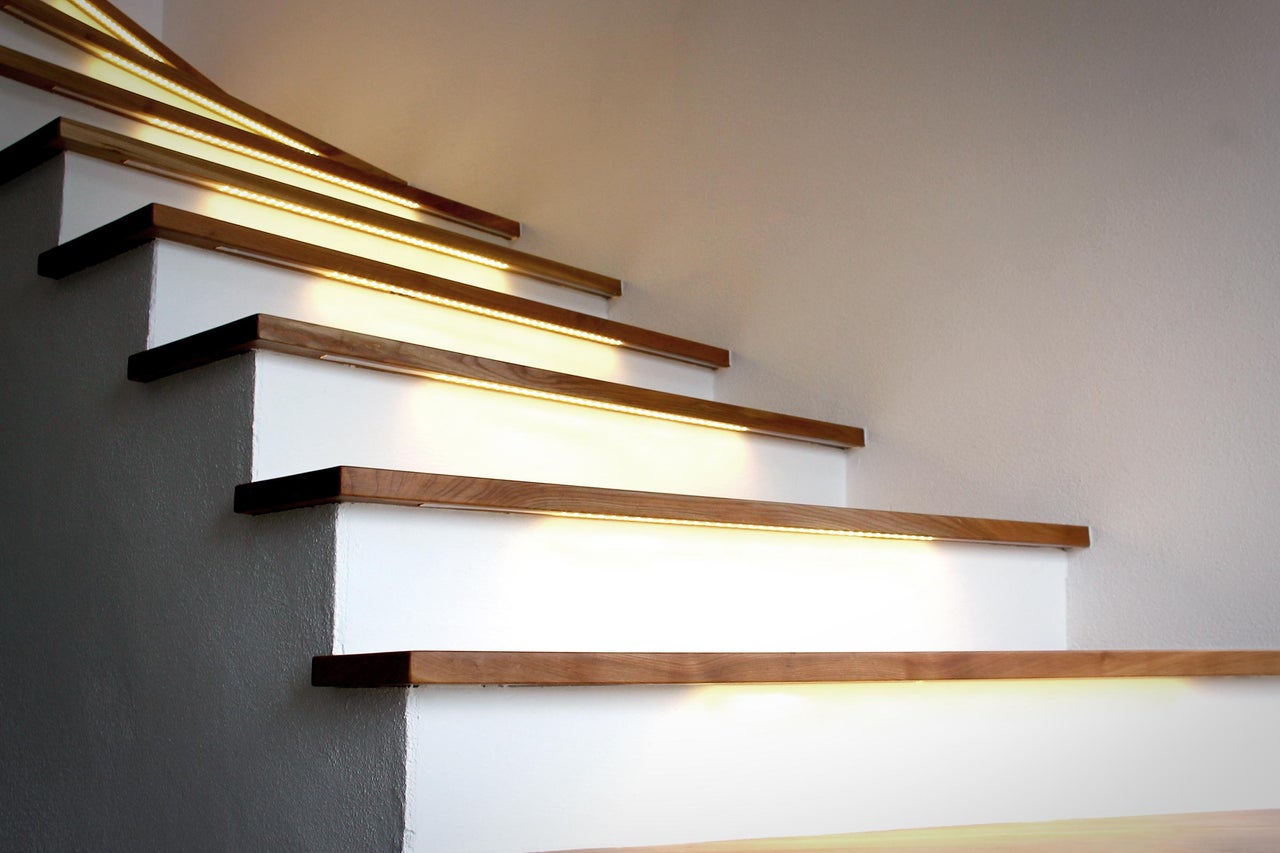 Trap met LED verlichting onder de treden